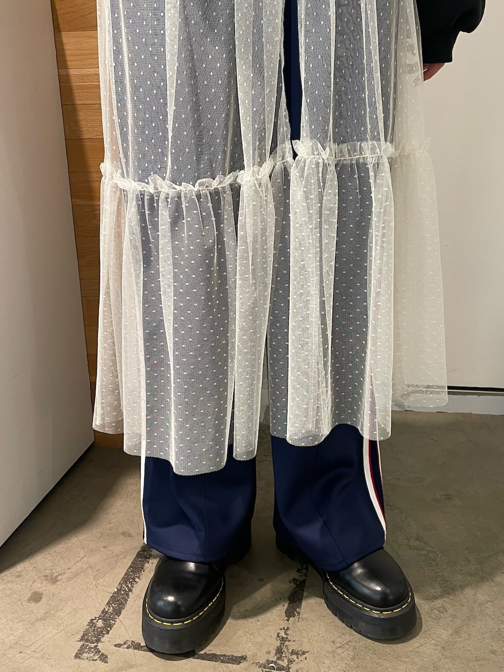 グレー系のパーカー、ホワイト系のワンピース、ブラック系のボストンバッグを着用したレディースの冬コーディネートの6枚目の写真