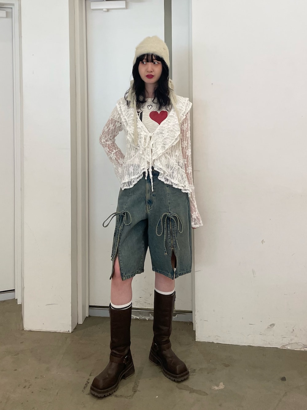 ホワイト系のシャツ/ブラウス、ホワイト系のTシャツ/カットソー、ブルー系のデニムパンツを着用したレディースの春コーディネートの2枚目の写真