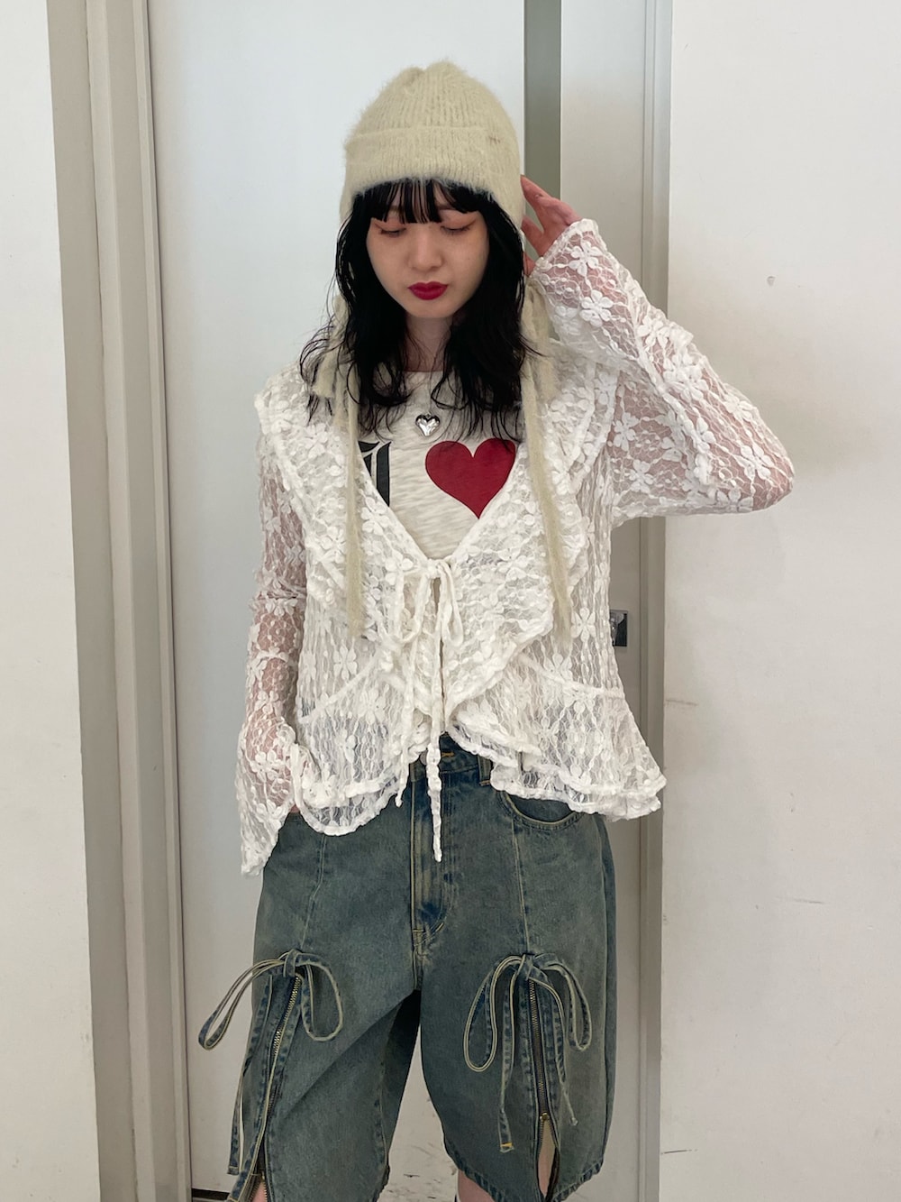 ホワイト系のシャツ/ブラウス、ホワイト系のTシャツ/カットソー、ブルー系のデニムパンツを着用したレディースの春コーディネートの4枚目の写真