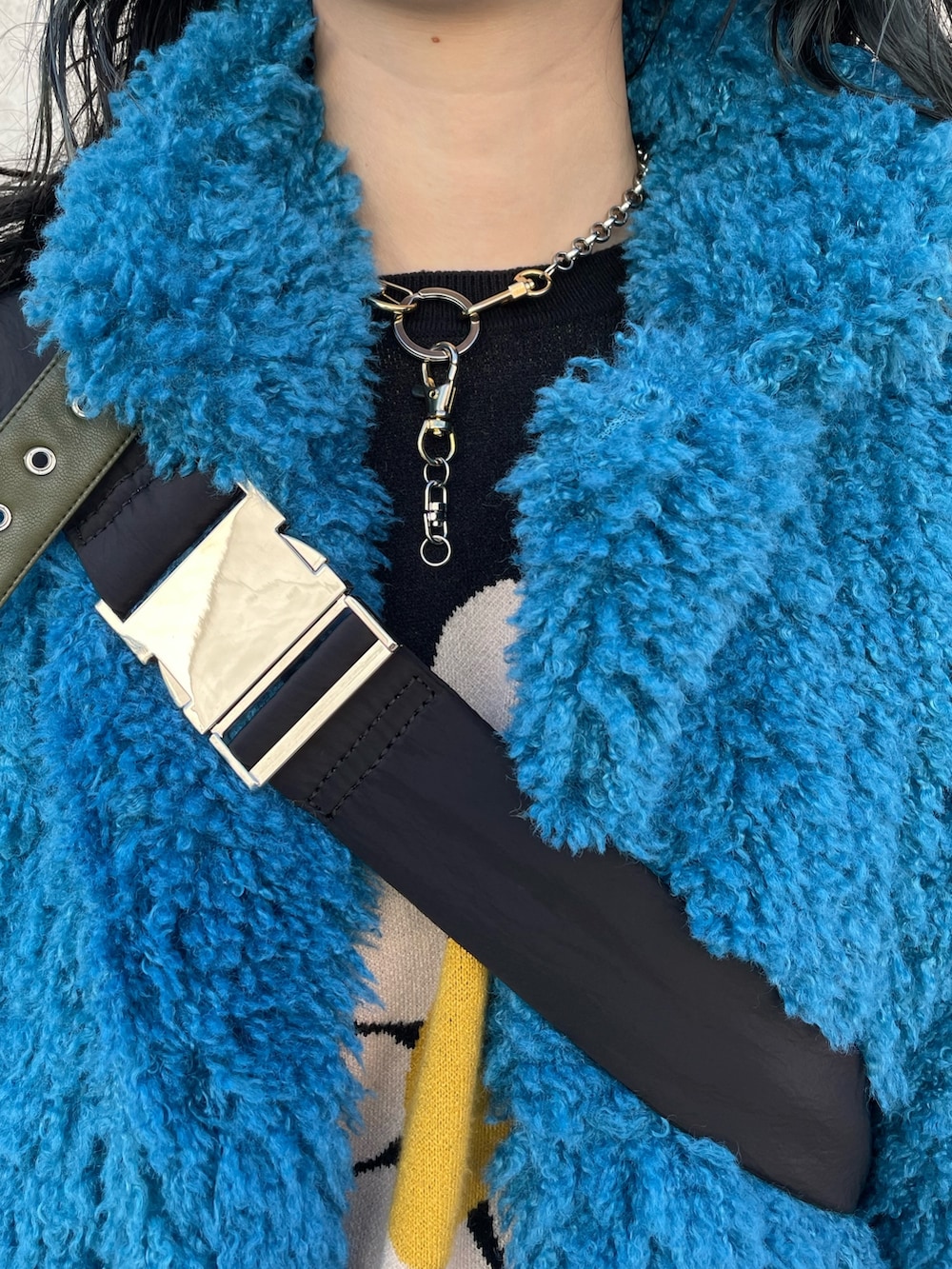 ブルー系のその他アウター、グレー系のその他パンツ、ブラック系のニット/セーターを着用したレディースの秋コーディネートの5枚目の写真