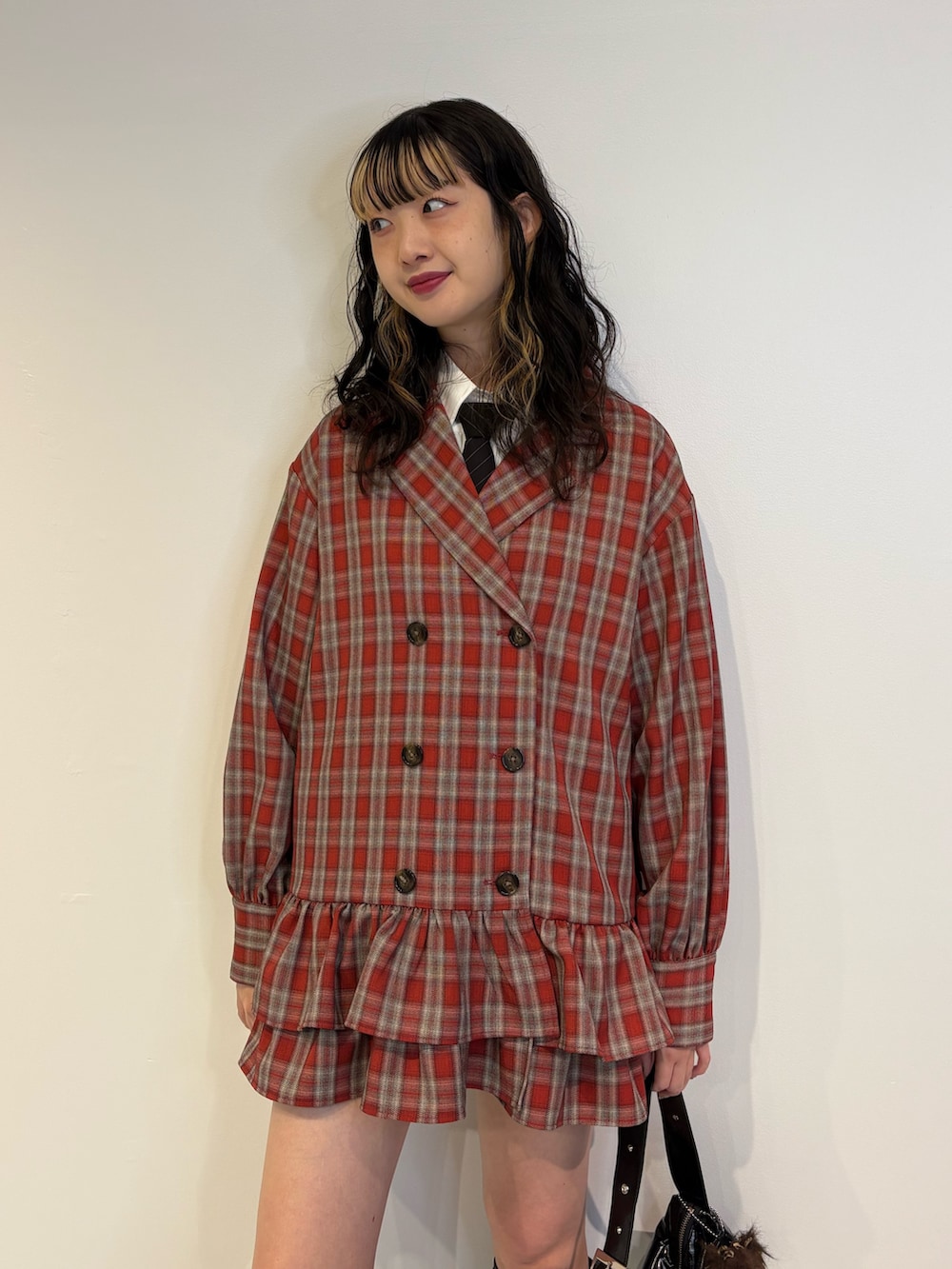 ホワイト系のシャツ/ブラウス、ブラック系のネクタイ、レッド系のワンピースを着用したレディースの冬コーディネートの6枚目の写真