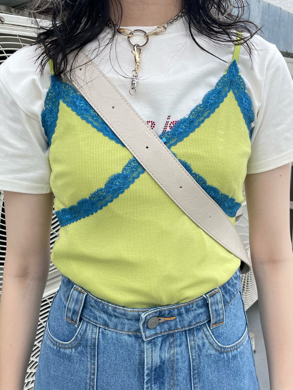 ホワイト系のTシャツ/カットソー、ブルー系のカーゴパンツ、グリーン系のTシャツ/カットソーを着用したレディースの春コーディネートの5枚目の写真