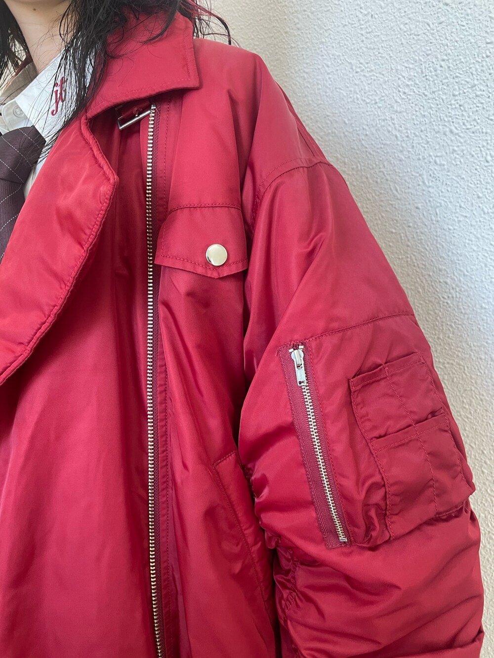 レッド系のMA-1、ホワイト系のシャツ/ブラウス、レッド系のネクタイを着用したレディースの秋コーディネートの6枚目の写真