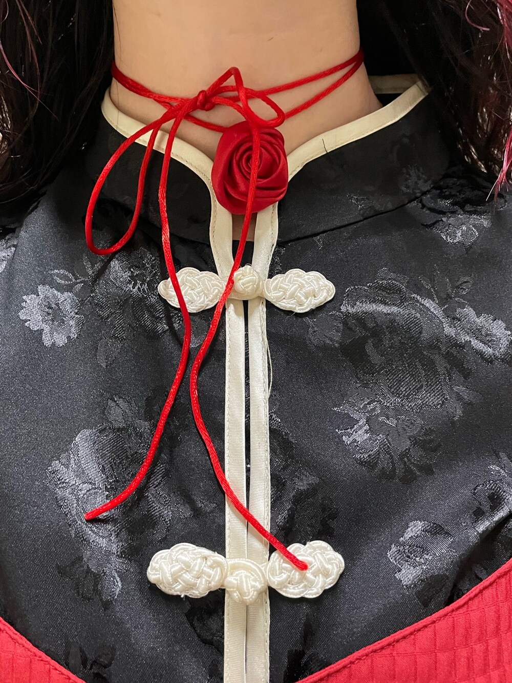 レッド系のキャミソール、ブラック系のシャツ/ブラウス、シルバー系のハンドバッグを着用したレディースの夏コーディネートの7枚目の写真