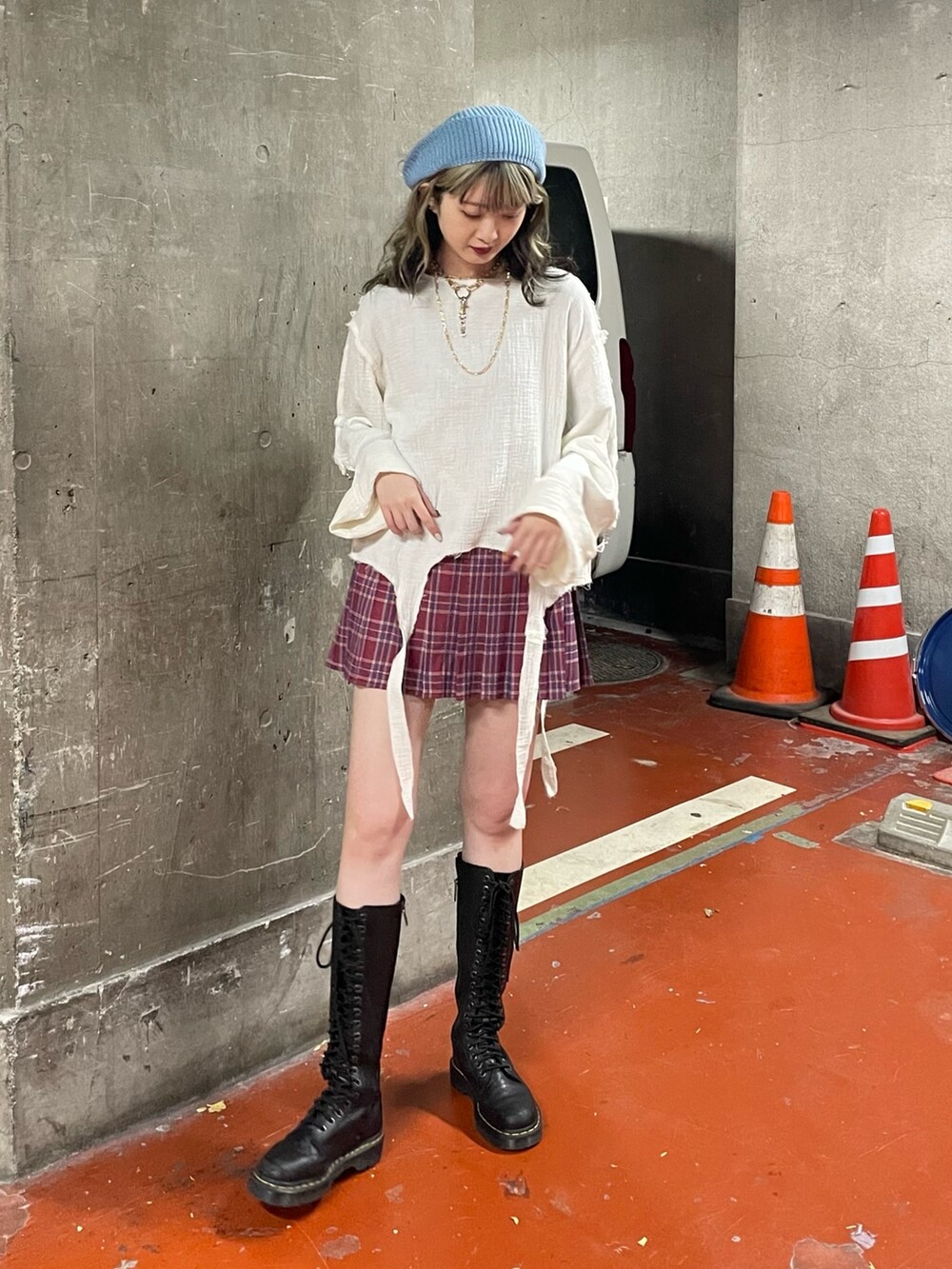 ピンク系のスカート、ホワイト系のシャツ/ブラウス、ブラック系のブーツを着用したレディースの冬コーディネートの2枚目の写真