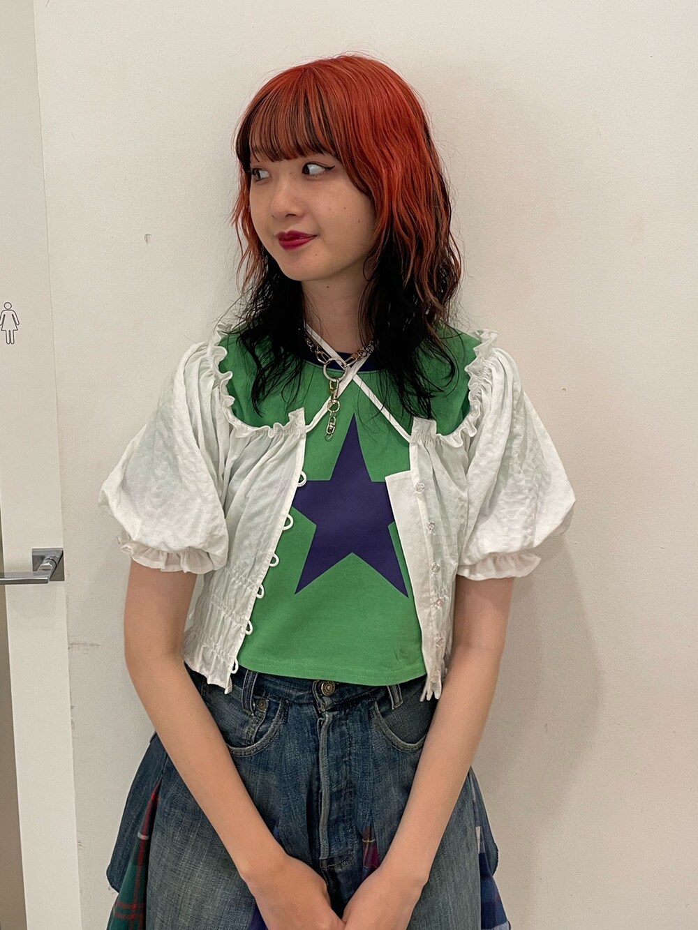 ホワイト系のシャツ/ブラウス、グリーン系のTシャツ/カットソー、ブラック系のブーツを着用したレディースの夏コーディネートの4枚目の写真