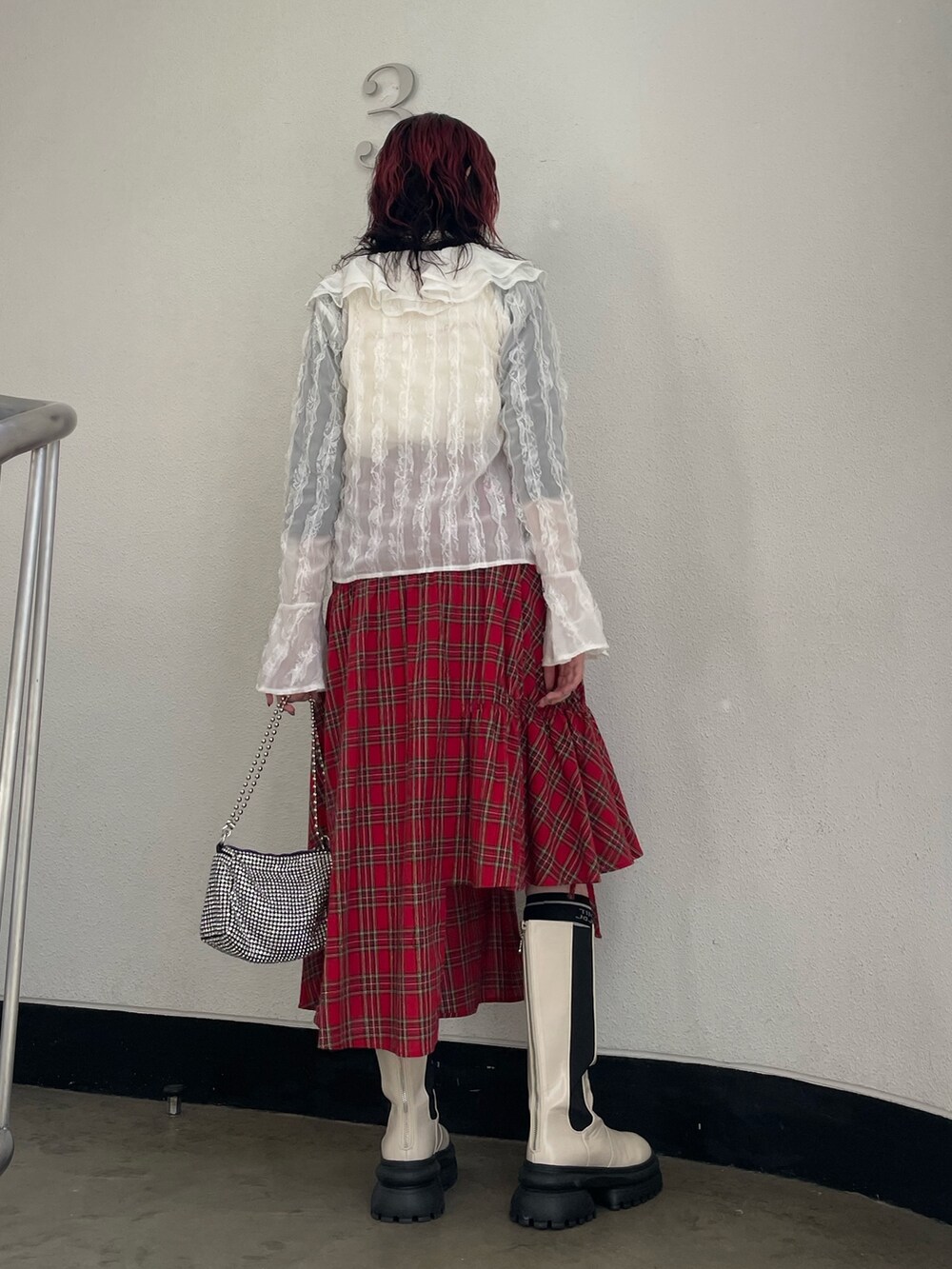 ホワイト系のシャツ/ブラウス、レッド系のスカート、ホワイト系のショルダーバッグを着用したレディースの春コーディネートの3枚目の写真