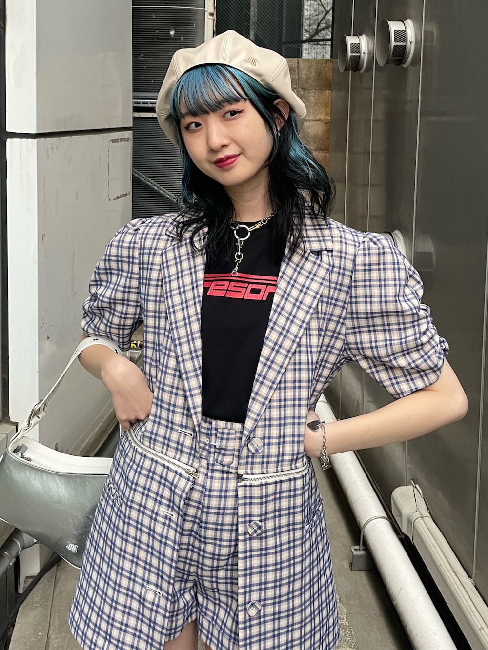 ブルー系のその他パンツ、ブルー系のテーラードジャケット、ブラック系のTシャツ/カットソーを着用したレディースの春コーディネートの4枚目の写真