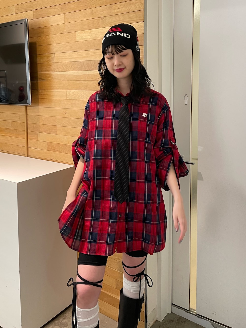 レッド系のシャツ/ブラウス、ブラック系のその他パンツ、ブラック系のブーツを着用したレディースの春コーディネートの5枚目の写真