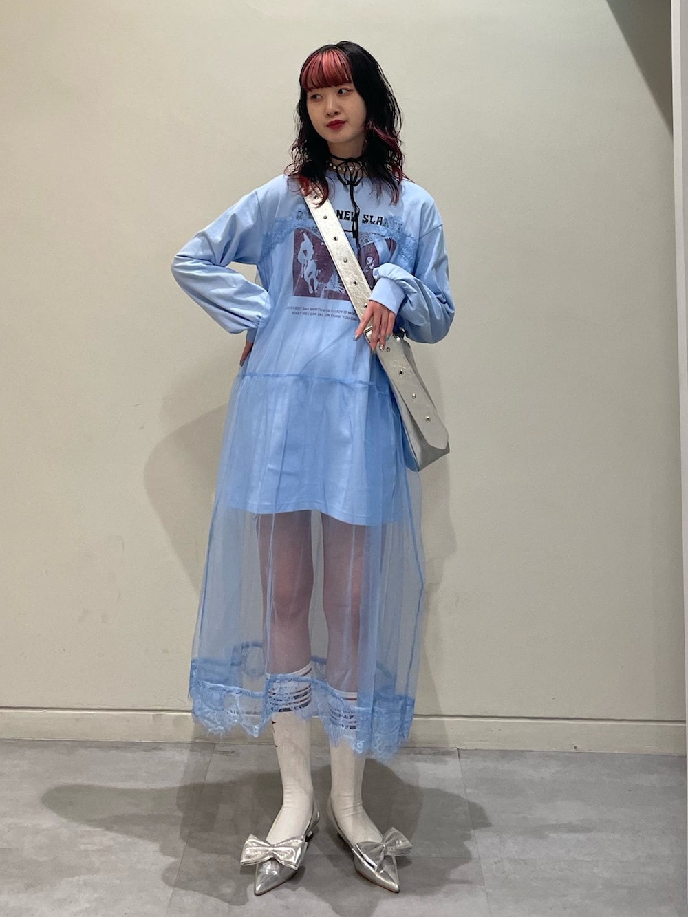 シルバー系のショルダーバッグ、シルバー系のパンプス、ブルー系のワンピースを着用したレディースの春コーディネートの2枚目の写真