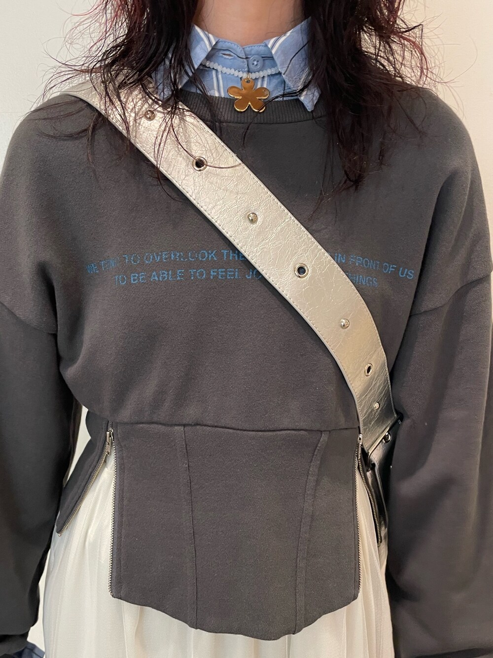 ホワイト系のスカート、ブラック系のスウェット、ブルー系のシャツ/ブラウスを着用したレディースの春コーディネートの5枚目の写真