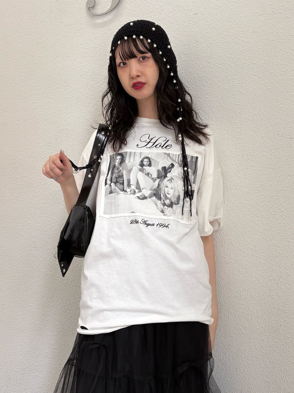 ホワイト系のTシャツ/カットソー、ブラック系のスカート、ブラック系のニットキャップ/ビーニーを着用したレディースの夏コーディネートの3枚目の写真