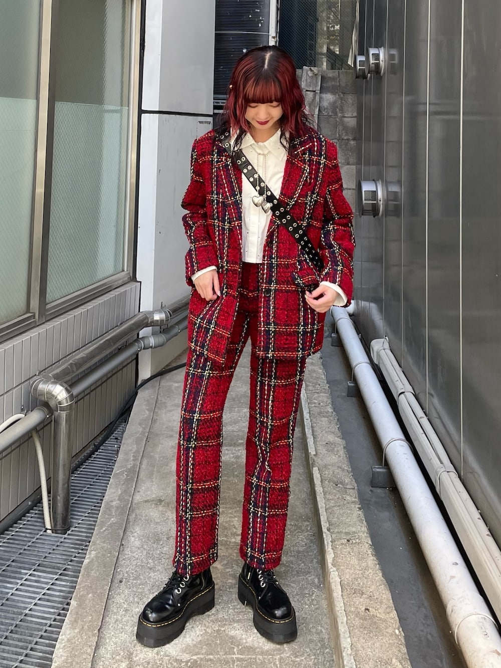 ホワイト系のシャツ/ブラウス、レッド系のテーラードジャケット、ブラック系のボストンバッグを着用したレディースの秋コーディネートの2枚目の写真