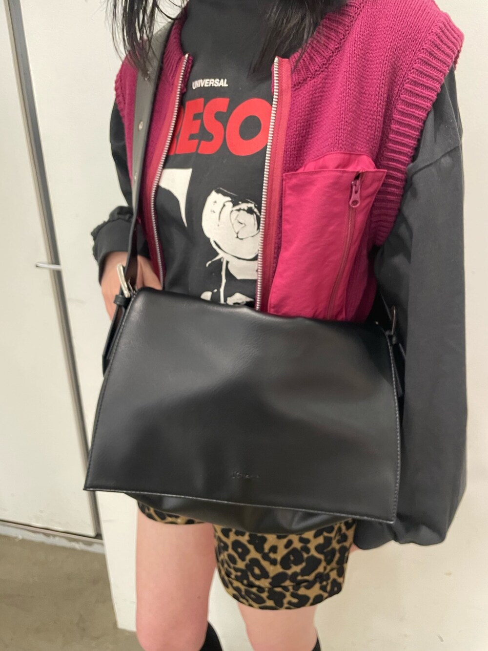 ピンク系のベスト、ブラウン系のその他パンツ、ホワイト系のサンダルを着用したレディースの春コーディネートの9枚目の写真