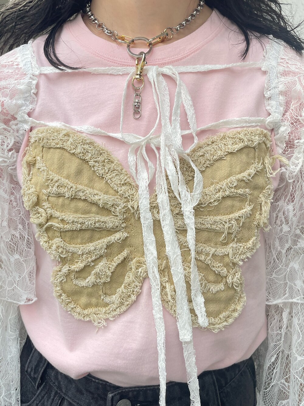 ピンク系のTシャツ/カットソー、ホワイト系のシャツ/ブラウス、ブラック系のカーゴパンツを着用したレディースの春コーディネートの5枚目の写真