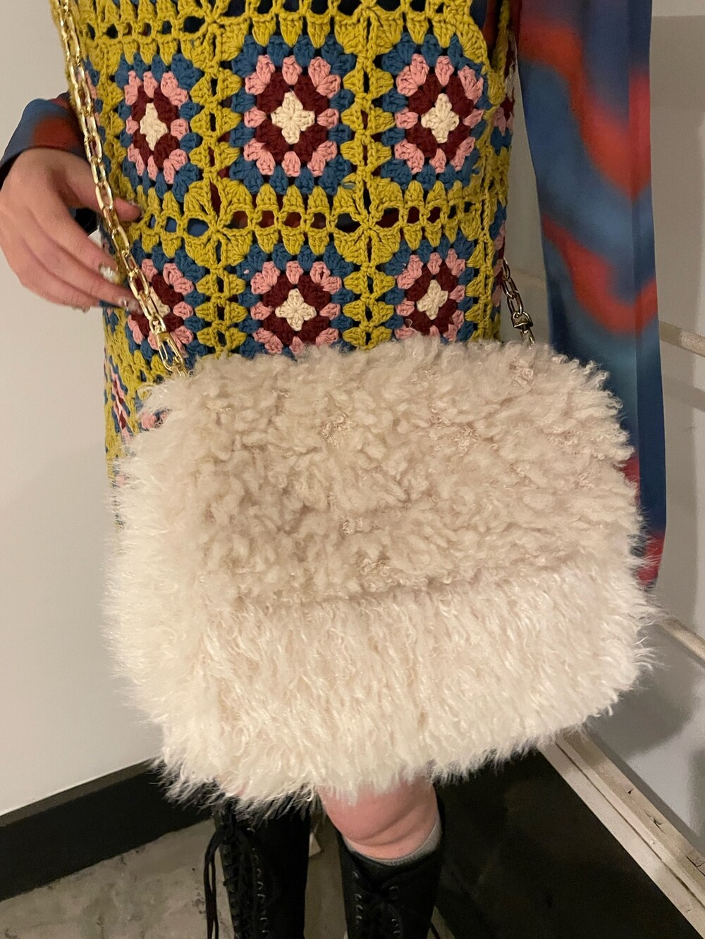 ブルー系のシャツ/ブラウス、イエロー系のニット/セーター、ホワイト系のハンドバッグを着用したレディースの夏コーディネートの8枚目の写真