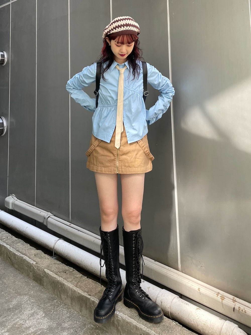 レッド系のシャツ/ブラウス、ベージュ系のスカート、ブルー系のシャツ/ブラウスを着用したレディースの冬コーディネートの2枚目の写真