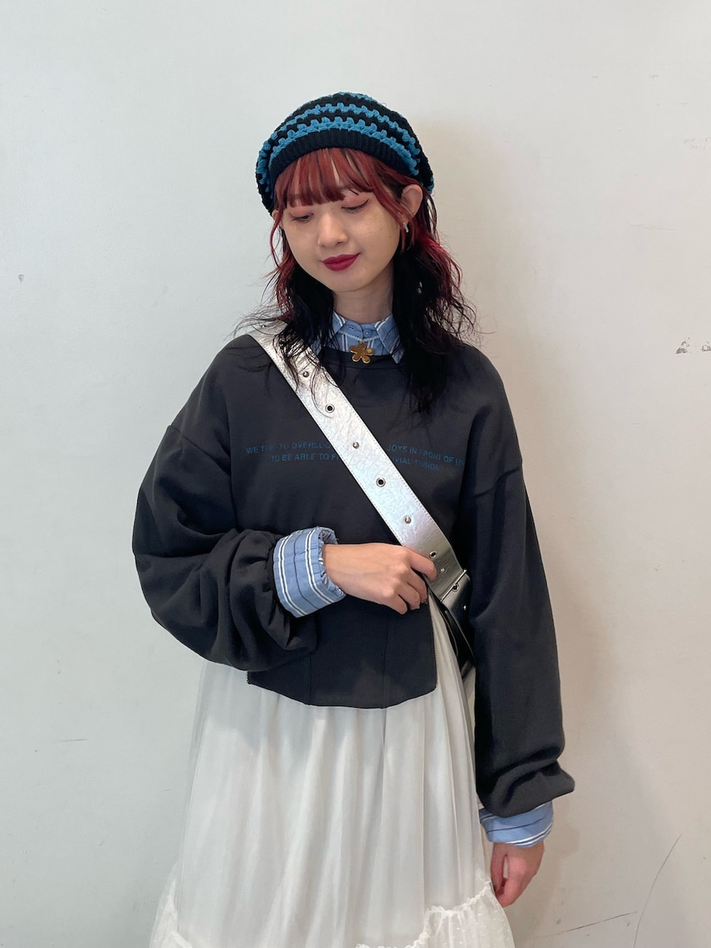 ホワイト系のスカート、ブラック系のスウェット、ブルー系のシャツ/ブラウスを着用したレディースの春コーディネートの4枚目の写真