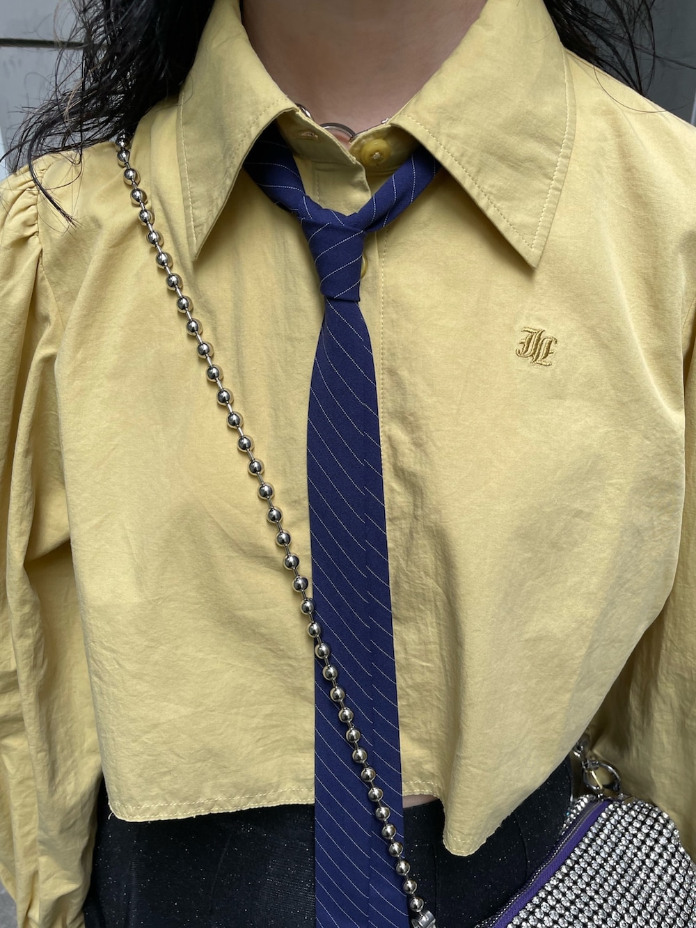 イエロー系のシャツ/ブラウス、ホワイト系のショルダーバッグ、ブラック系のその他シューズを着用したレディースの夏コーディネートの5枚目の写真