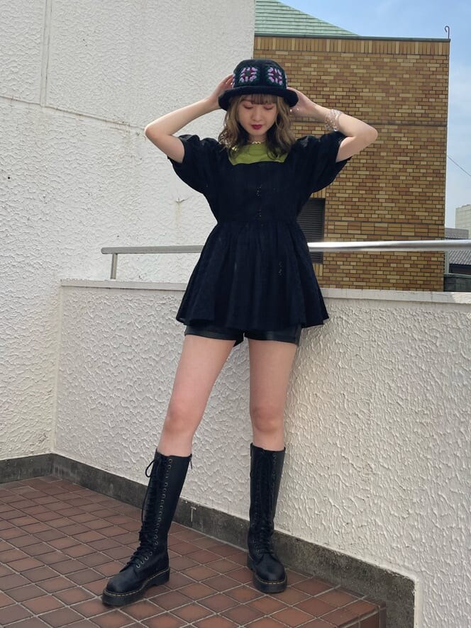 ブラック系のその他パンツ、ブラック系のブーツ、ブラック系のシャツ/ブラウスを着用したレディースの春コーディネートの2枚目の写真