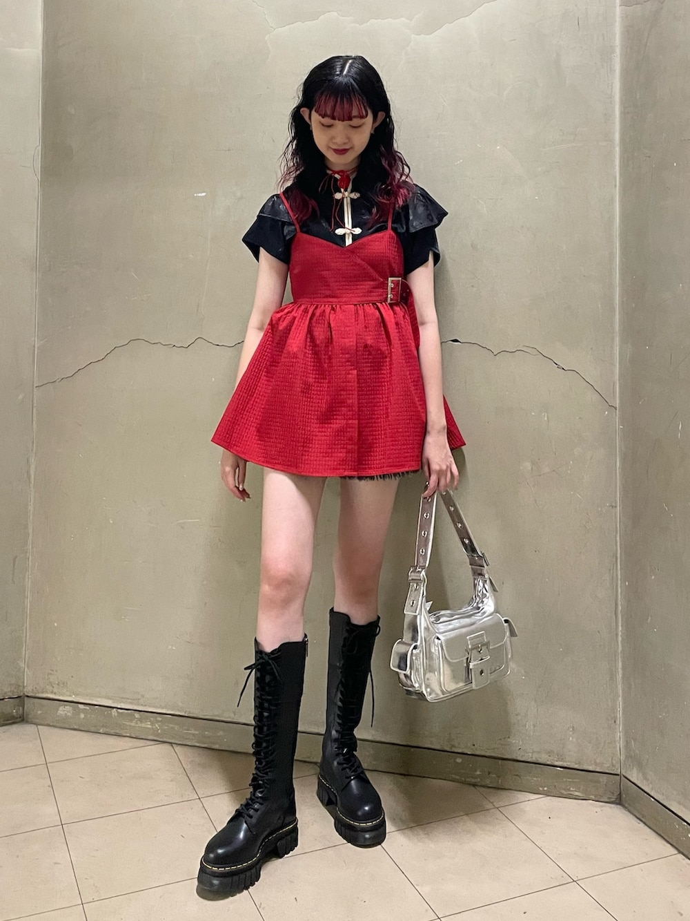 レッド系のキャミソール、ブラック系のシャツ/ブラウス、シルバー系のハンドバッグを着用したレディースの夏コーディネートの2枚目の写真