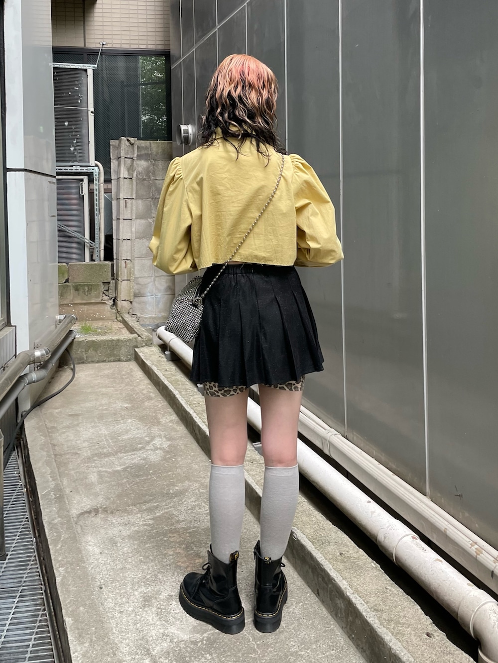 イエロー系のシャツ/ブラウス、ホワイト系のショルダーバッグ、ブラック系のその他シューズを着用したレディースの夏コーディネートの3枚目の写真