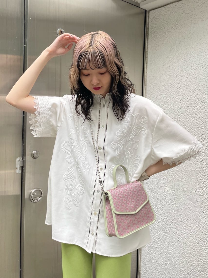 ピンク系のハンドバッグ、グリーン系のその他パンツ、オレンジ系のシャツ/ブラウスを着用したレディースの夏コーディネートの3枚目の写真
