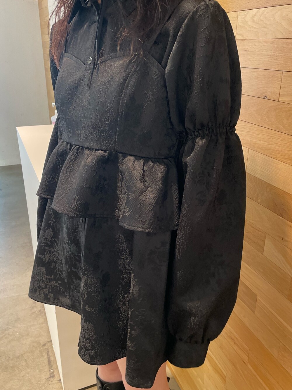 ブラック系のシャツ/ブラウス、ブラック系のブーツ、ブラック系のネックレスを着用したレディースの冬コーディネートの7枚目の写真