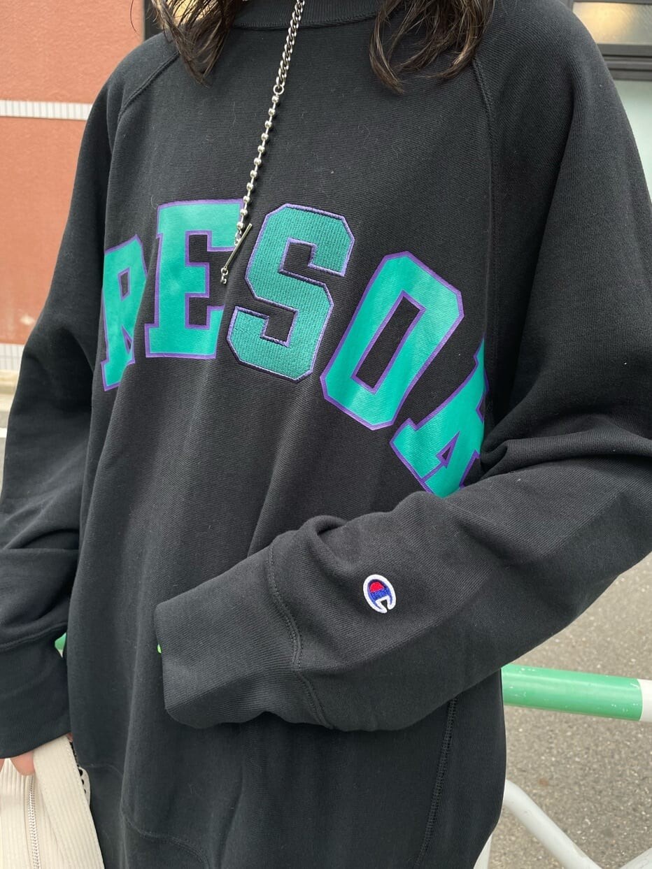 ホワイト系のローファー、グリーン系のその他アウター、ホワイト系のハンドバッグを着用したレディースの秋コーディネートの8枚目の写真