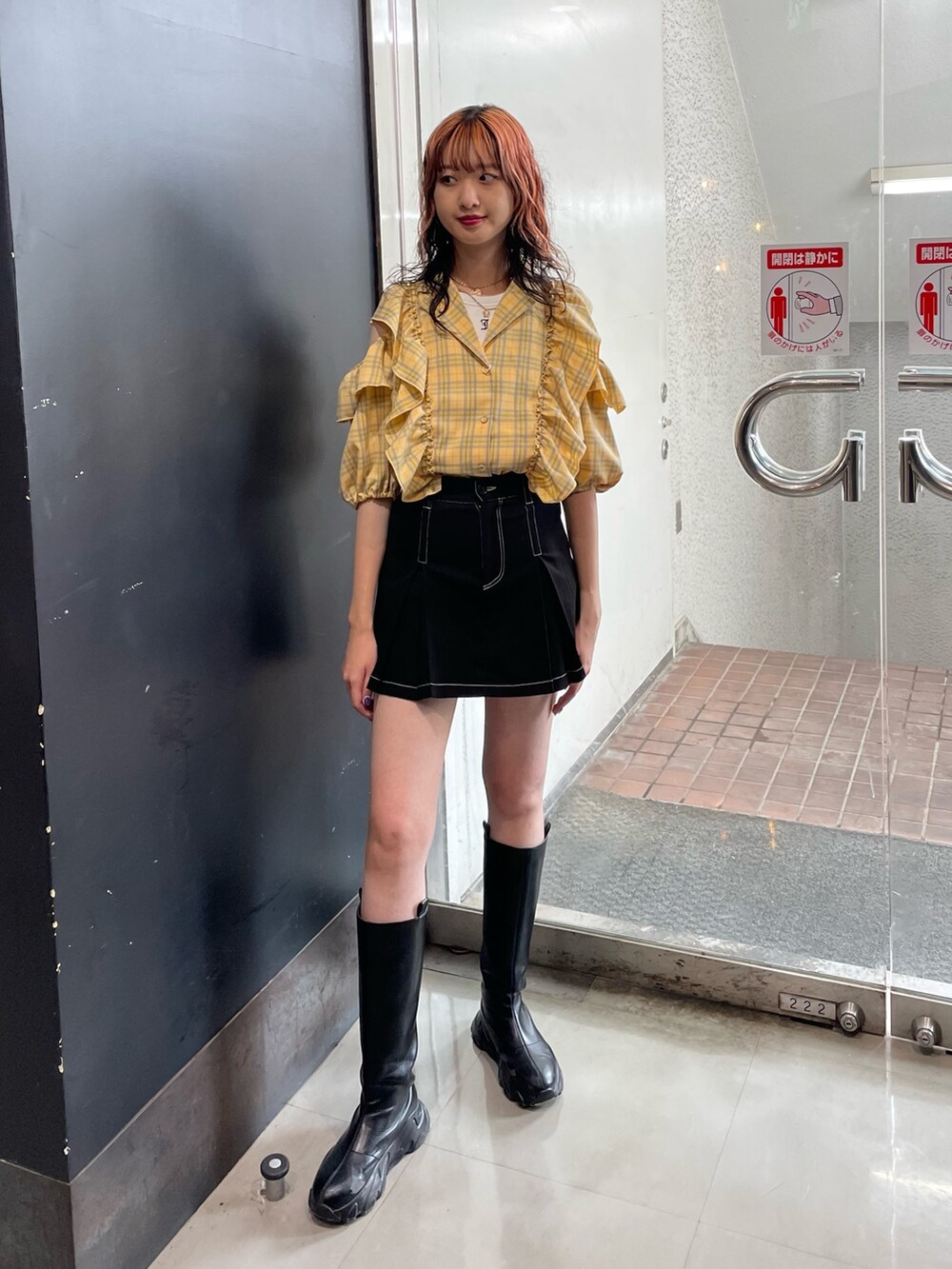 ブラック系のその他パンツ、ホワイト系のタンクトップ、イエロー系のシャツ/ブラウスを着用したレディースの夏コーディネートの2枚目の写真