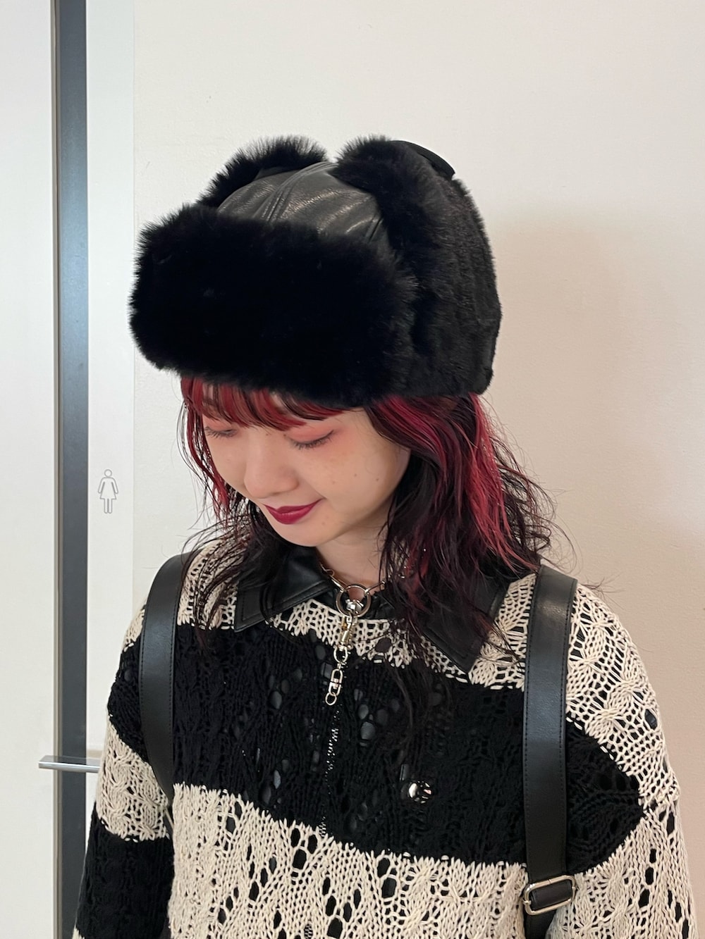 ブラック系のニット/セーター、その他のワンピース、ブラック系のブーツを着用したレディースの冬コーディネートの8枚目の写真