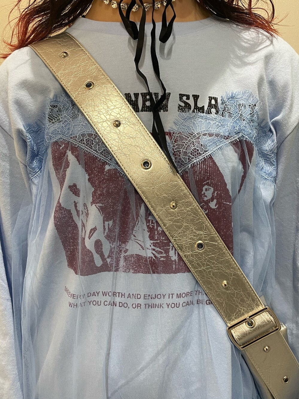 シルバー系のショルダーバッグ、シルバー系のパンプス、ブルー系のワンピースを着用したレディースの春コーディネートの5枚目の写真