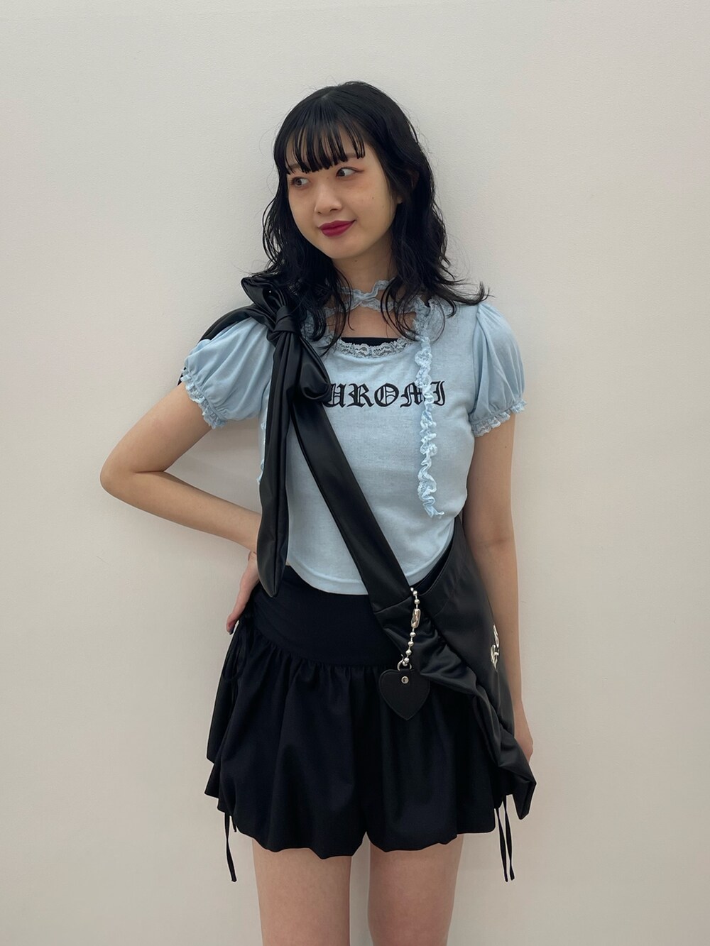 ブルー系のTシャツ/カットソー、ブラック系のトートバッグ、ブラック系のスカートを着用したレディースの春コーディネートの5枚目の写真