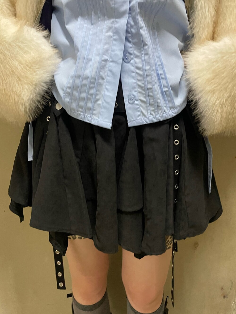 ホワイト系のその他アウター、ブルー系のシャツ/ブラウス、ブラック系のスカートを着用したレディースの秋コーディネートの7枚目の写真