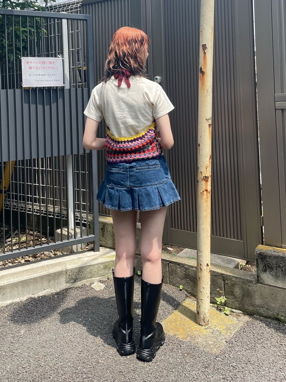 ホワイト系のTシャツ/カットソー、ブルー系のデニムパンツ、イエロー系のニット/セーターを着用したレディースの春コーディネートの3枚目の写真