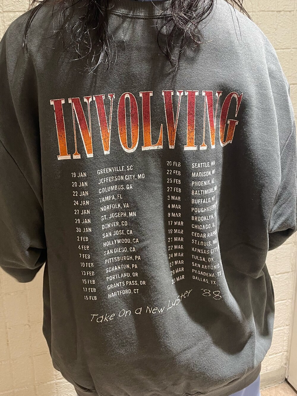 ブルー系のシャツ/ブラウス、グリーン系のネクタイ、ブラック系のスウェットを着用したレディースの秋コーディネートの7枚目の写真