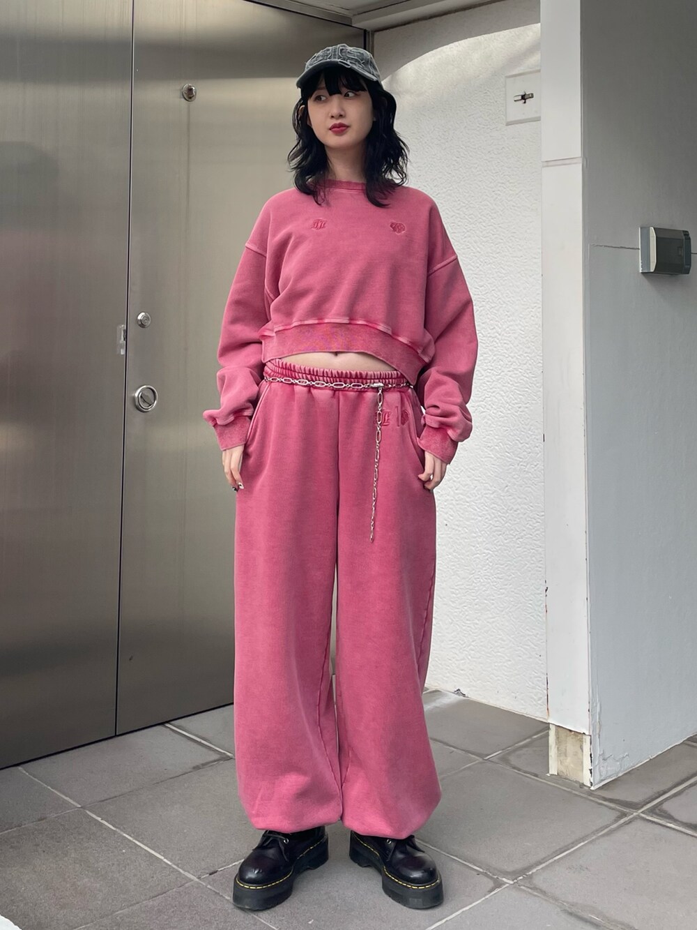 ピンク系のスウェット、ブラック系のその他シューズ、ピンク系のスウェットパンツを着用したレディースの冬コーディネートの2枚目の写真