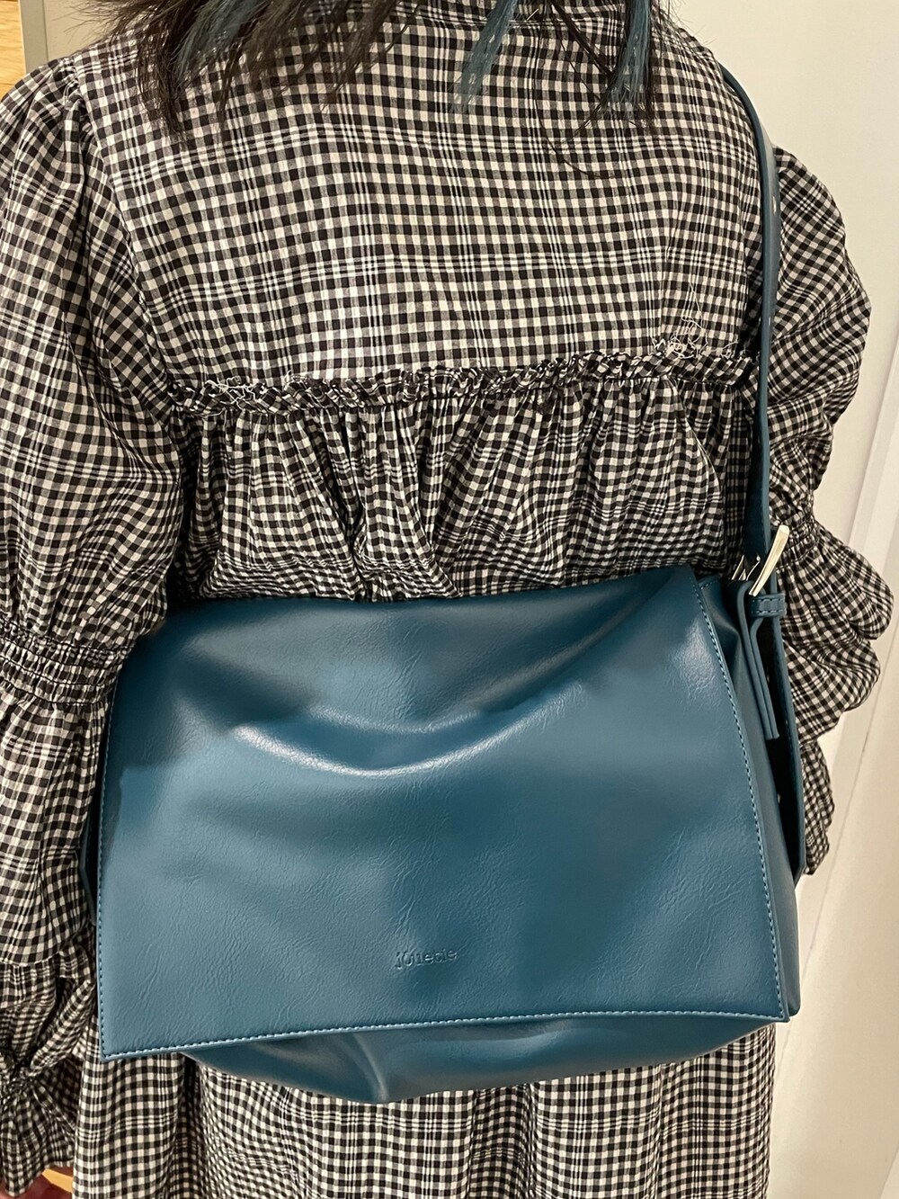 その他のシャツ/ブラウス、ブルー系のメッセンジャーバッグ、ブラック系のブーツを着用したレディースの冬コーディネートの8枚目の写真