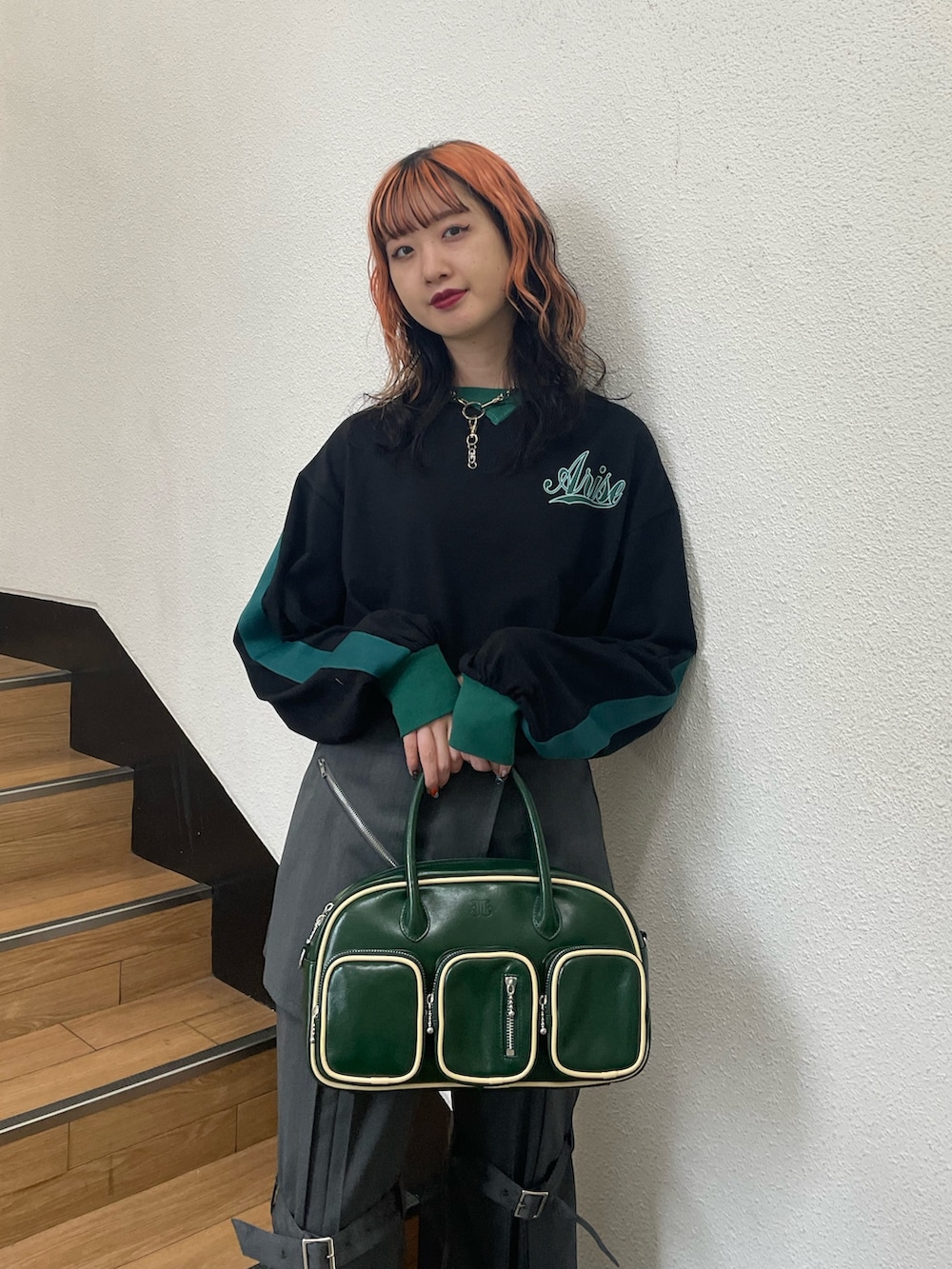 ブラック系のTシャツ/カットソー、グレー系のその他パンツ、グリーン系のボストンバッグを着用したレディースの夏コーディネートの4枚目の写真