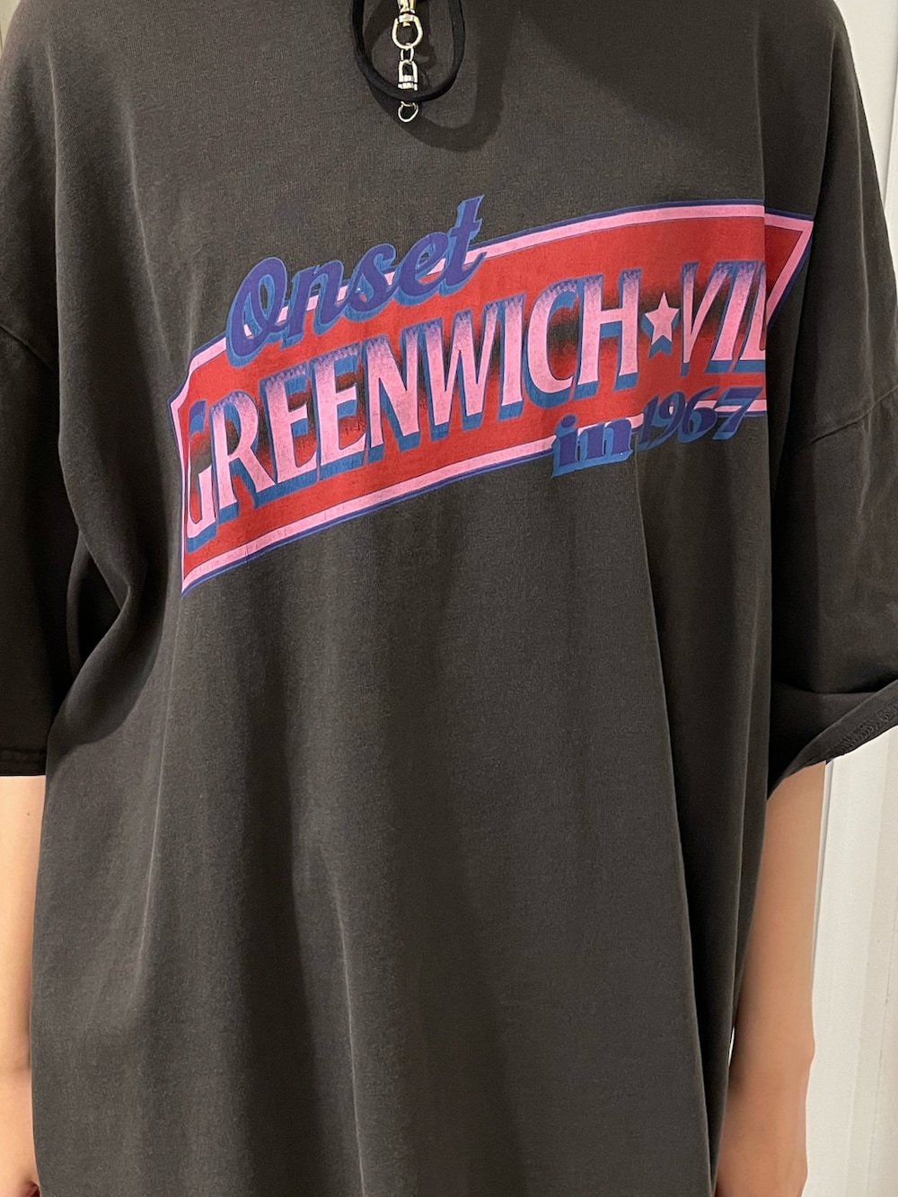 ブラック系のTシャツ/カットソー、ブラック系のデニムパンツ、ブラック系のその他シューズを着用したレディースの春コーディネートの5枚目の写真