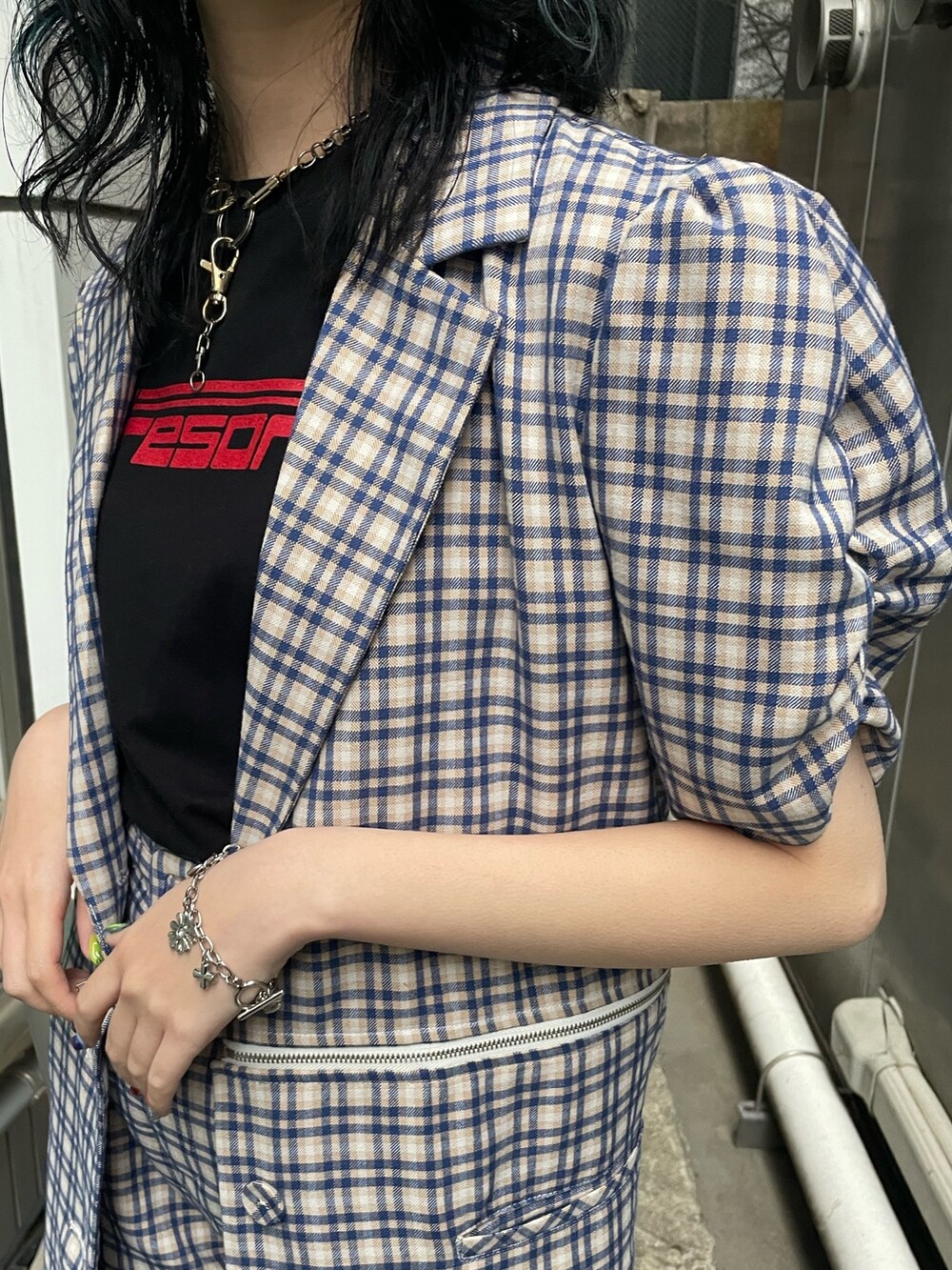 ブルー系のその他パンツ、ブルー系のテーラードジャケット、ブラック系のTシャツ/カットソーを着用したレディースの春コーディネートの6枚目の写真