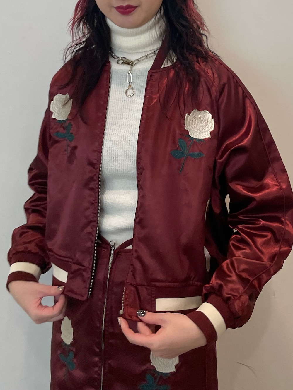 ホワイト系のニット/セーター、レッド系のスカジャン、レッド系のスカートを着用したレディースの春コーディネートの6枚目の写真