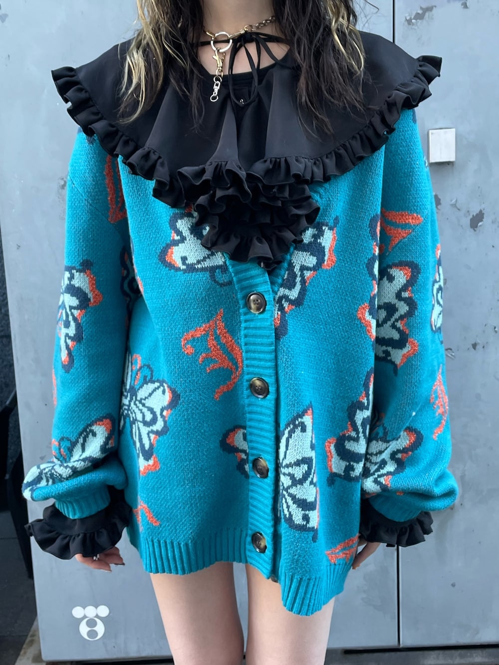 ブラック系のシャツ/ブラウス、ブルー系のカーディガン/ボレロ、グレー系のその他パンツを着用したレディースの冬コーディネートの6枚目の写真