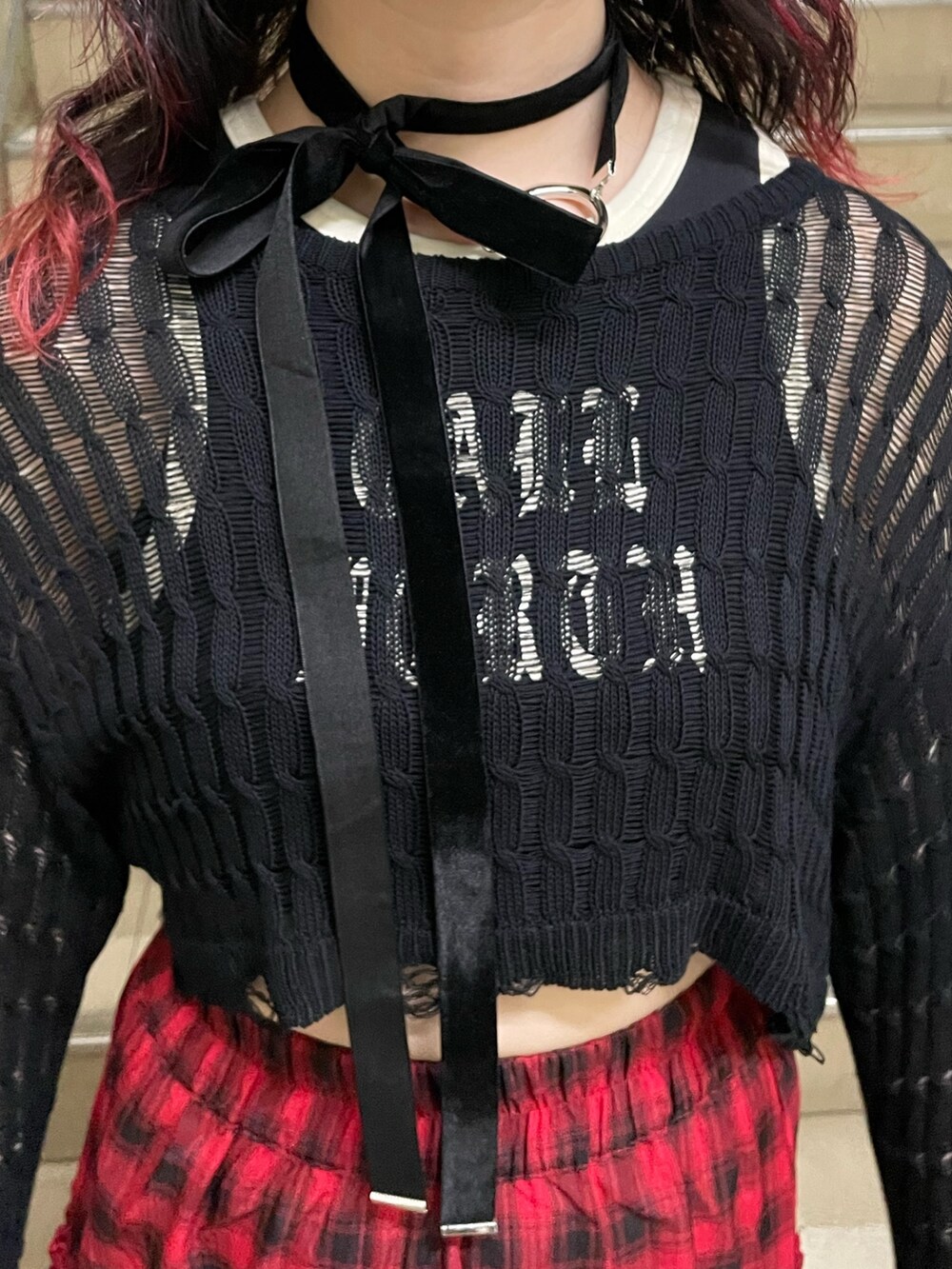 ブラック系のニット/セーター、ブラック系のタンクトップ、レッド系のスカートを着用したレディースの春コーディネートの5枚目の写真