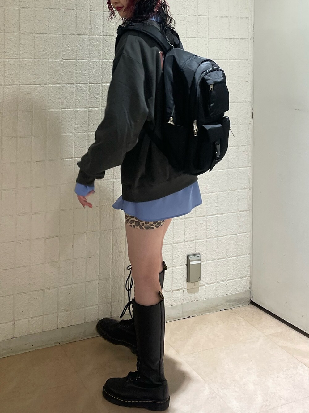 ブルー系のシャツ/ブラウス、グリーン系のネクタイ、ブラック系のスウェットを着用したレディースの秋コーディネートの3枚目の写真