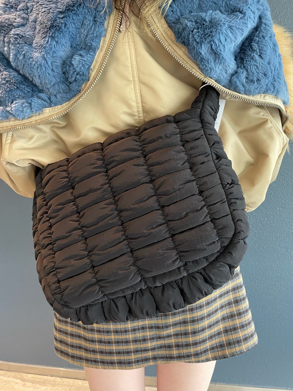 ブラック系のニット/セーター、グレー系のその他パンツ、ブラック系のブーツを着用したレディースの秋コーディネートの9枚目の写真