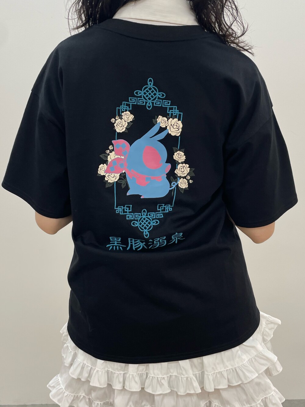 ブラック系のTシャツ/カットソー、ホワイト系のワンピース、ブラック系のブーツを着用したレディースの春コーディネートの5枚目の写真