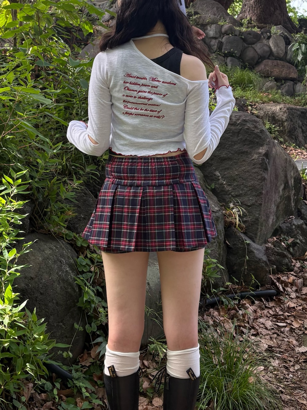 ホワイト系のTシャツ/カットソー、ブルー系のスカート、ブラック系のブーツを着用したレディースの夏コーディネートの3枚目の写真