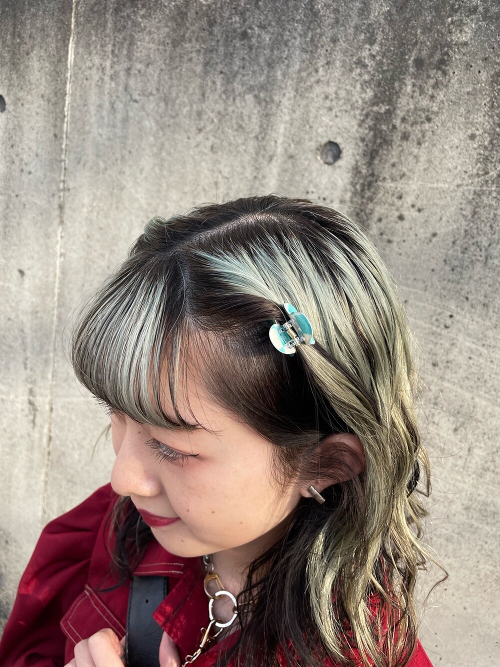 ブラック系のサンダル、レッド系のつなぎ/オールインワン、ブラック系のショルダーバッグを着用したレディースの春コーディネートの10枚目の写真