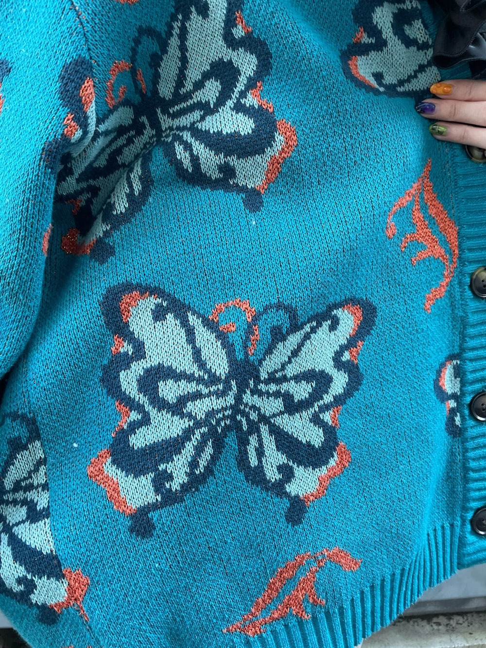 ブラック系のシャツ/ブラウス、ブルー系のカーディガン/ボレロ、グレー系のその他パンツを着用したレディースの冬コーディネートの8枚目の写真